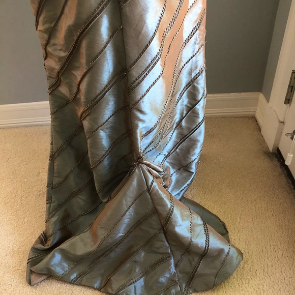 Stunning and very flattering evening gown. - Picture 7 of 8